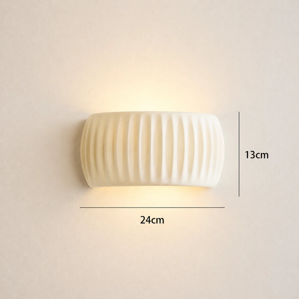 Ribbed resin Nordic wall light cream — dimensions diagram showing height, width and wall projection measurements.