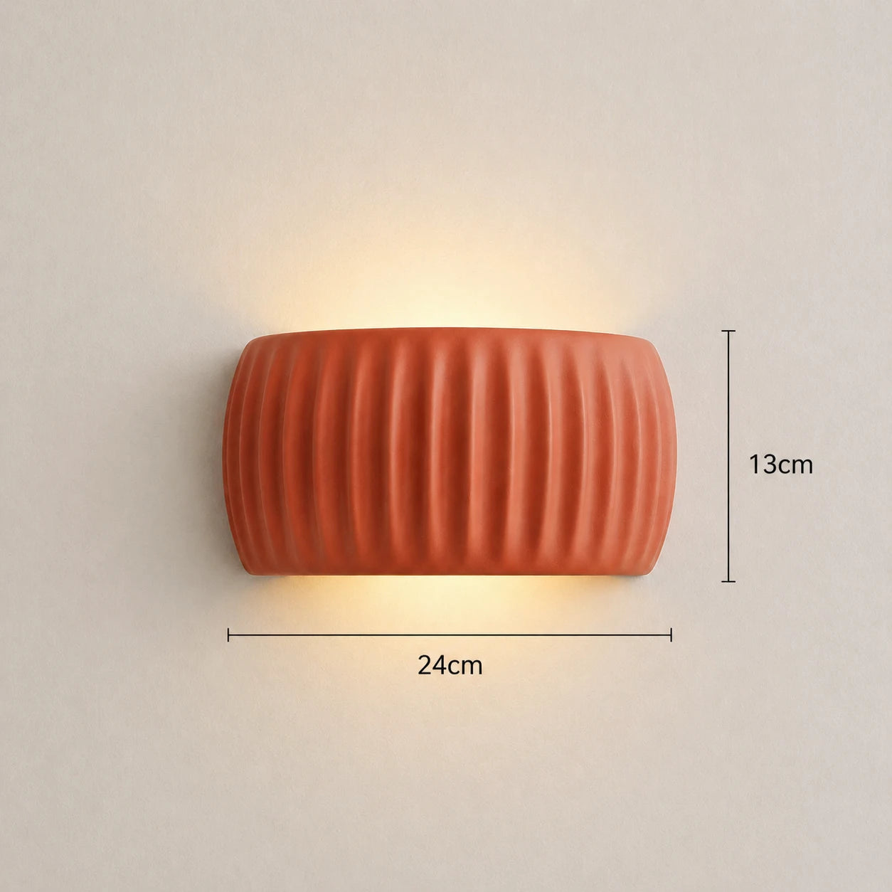 Ribbed resin Nordic wall light terracotta — dimensions diagram showing height, width and wall projection measurements.